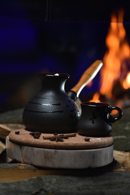 Café turco em preto turco sobre fundo de fogo