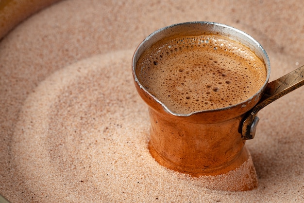 Café turco feito na areia