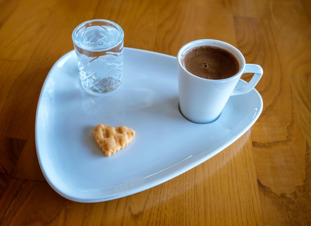 Café turco en una mesa de madera