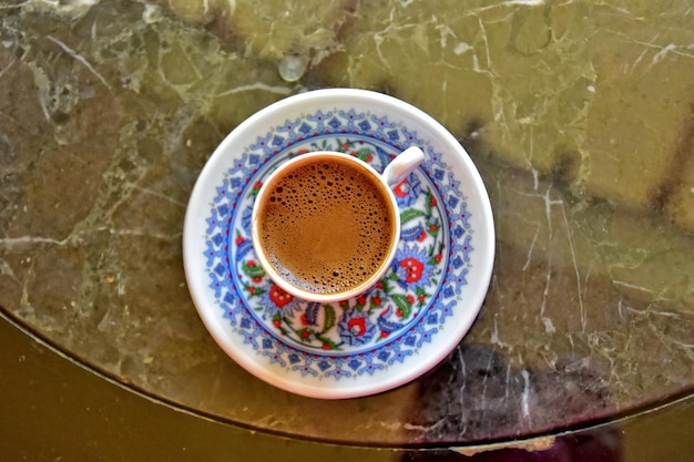 café turco preto aromático quente e doce em uma pequena xícara colorida