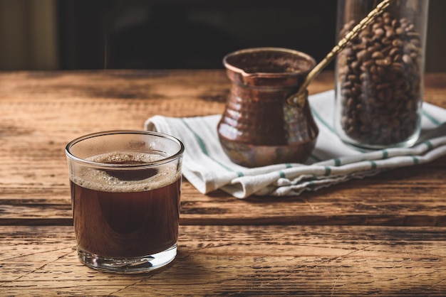 Café turco recién hecho en vaso