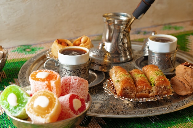 Café turco servido con delicias turcas en bandeja de metal