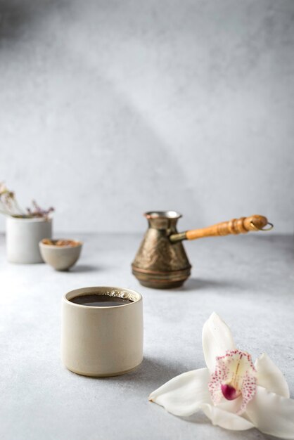 café en turco sobre un fondo gris