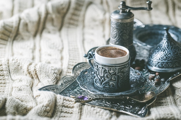 Café turco tradicional e delícia turca em fundo têxtil