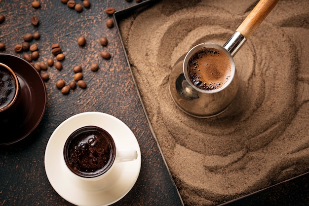 Café turco tradicional preparado na areia quente