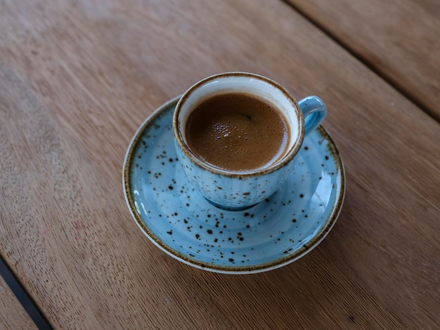 Café turco tradicional en una taza azul