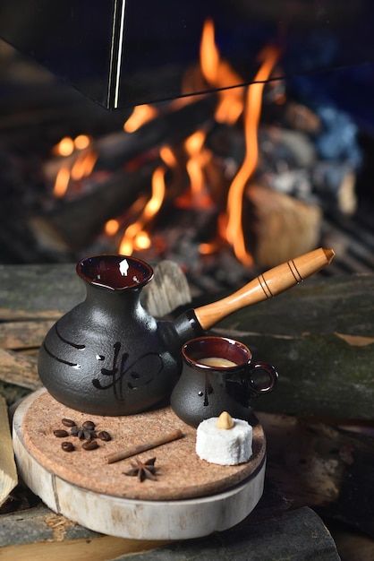 Café turco en turco negro sobre fondo de fuego