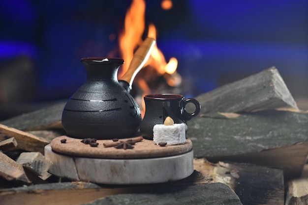 Café turco en turco negro sobre fondo de fuego