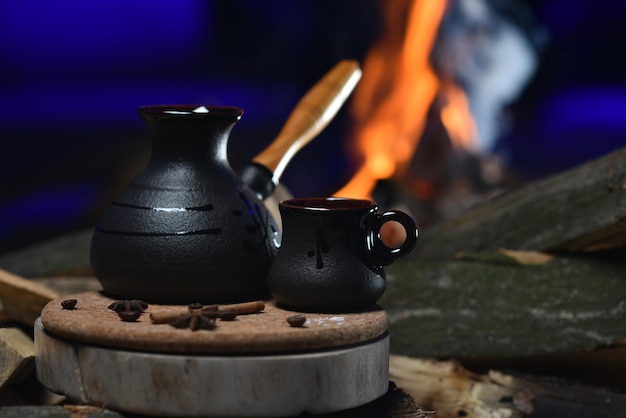 Café turco en turco negro sobre fondo de fuego