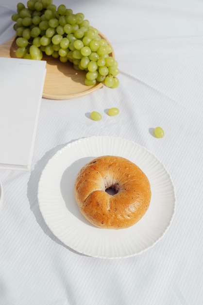 Café um bom livro e pão para um bom dia na cafeteria