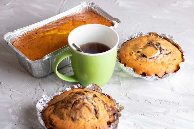 Café, uma fatia de bolo no prato