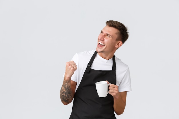 Café- und Restaurantkonzept für kleine Unternehmen, hübscher, enthusiastischer Barista, der zum C...