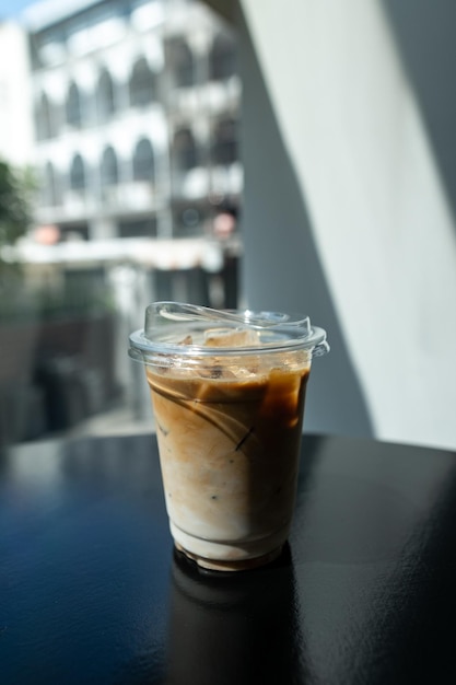 Café en un vaso en el mostrador de una cafetería.