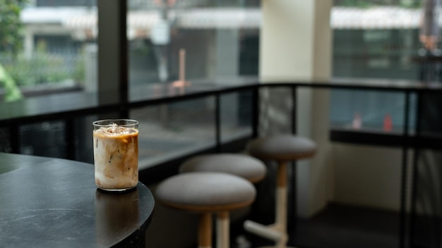 Café en un vaso en el mostrador de una cafetería.