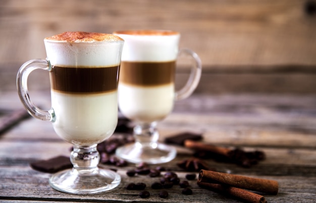 Café en vaso sobre el fondo de madera un