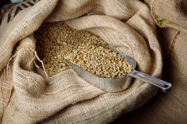 Foto el café verde sin tostar se encuentra en bolsas de arpillera.