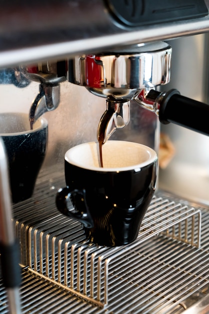 café vertiendo desde la máquina de café