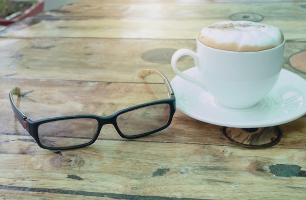 Café en el viejo escritorio de madera