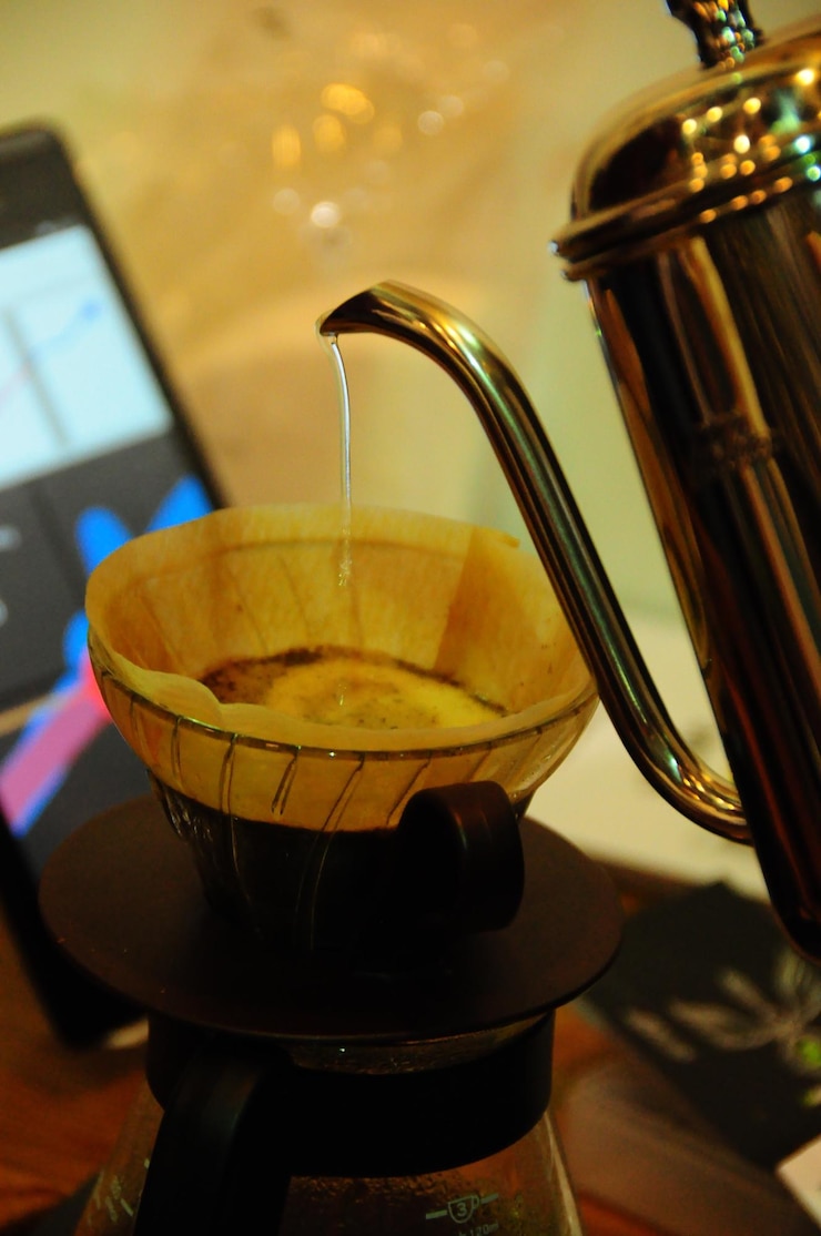 Foto el café se vierte en la taza