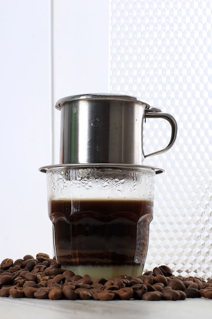 Café vietnamita con leche condensada en vasos de vidrio y cafetera tradicional de metal phin. método tradicional de fabricación de café por goteo vietnamita. espacio para texto. o publicidad | Foto Premium Café Vietnamita Con Leche Condensada En Vasos De Vidrio Y Cafetera Tradicional De Metal Phin. Método Tradicional De Fabricación De Café Por Goteo Vietnamita. Espacio Para Texto. O Publicidad | Foto Premium