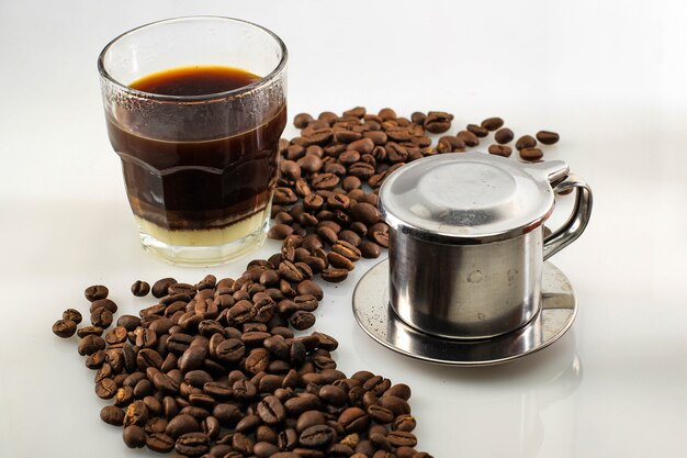 Café vietnamita con leche condensada en vasos de vidrio y cafetera tradicional de metal phin. método tradicional de fabricación de café por goteo vietnamita. espacio para texto o publicidad | Foto Premium Café Vietnamita Con Leche Condensada En Vasos De Vidrio Y Cafetera Tradicional De Metal Phin. Método Tradicional De Fabricación De Café Por Goteo Vietnamita. Espacio Para Texto O Publicidad | Foto Premium