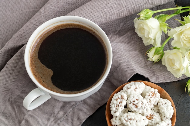 Café vigorizante por la mañana en una taza blanca