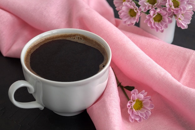 Café vigorizante por la mañana en una taza blanca