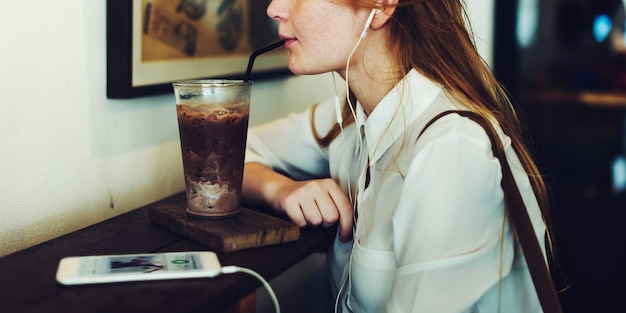 Café-zufälliger netter kühlender Kaffee entspannen sich Konzept