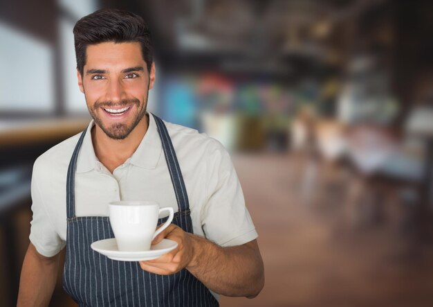 Cafébesitzer verteilt Tasse Kaffee gegen verschwommenes Café