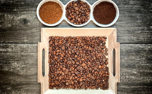 Cafeína café molido concepto, café instantáneo y granos de café sobre un fondo de madera