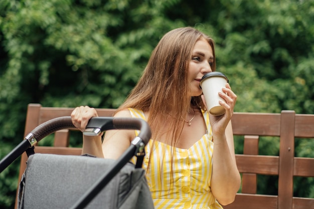 Cafeína e mãe jovem amamentando com café para caminhar com a mãe do filho recém-nascido