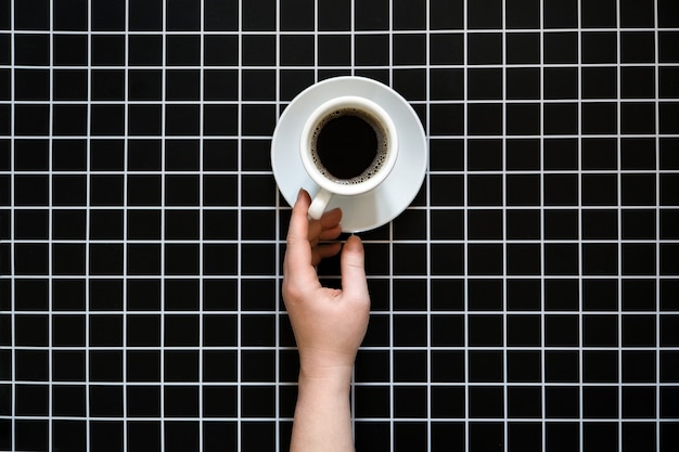 Cafeína e problemas de sono beber café antes de dormir uma xícara de café preto em xadrez preto