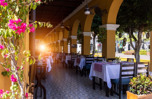 Cafés y restaurantes de la Ciudad Vieja de Mazatlán en el centro histórico de la ciudad cerca de la plaza central