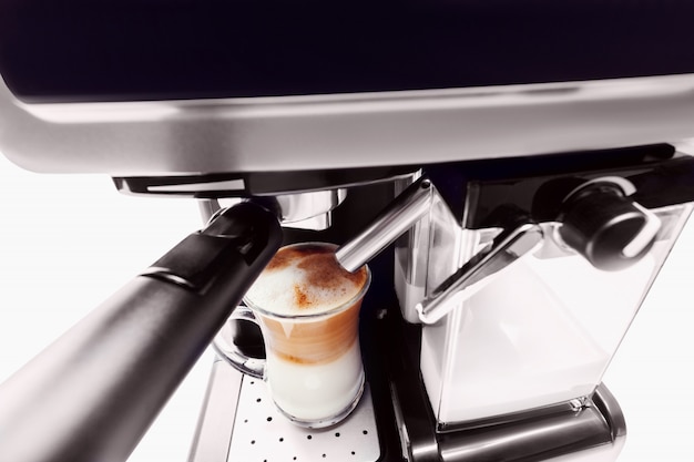 Foto cafeteira automática com xícara de café