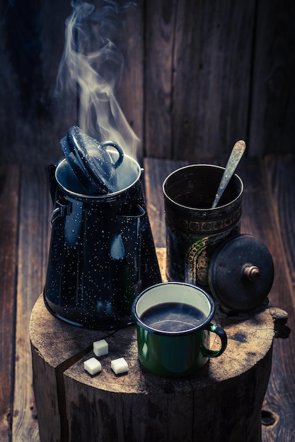 Cafetera y café negro recién molido