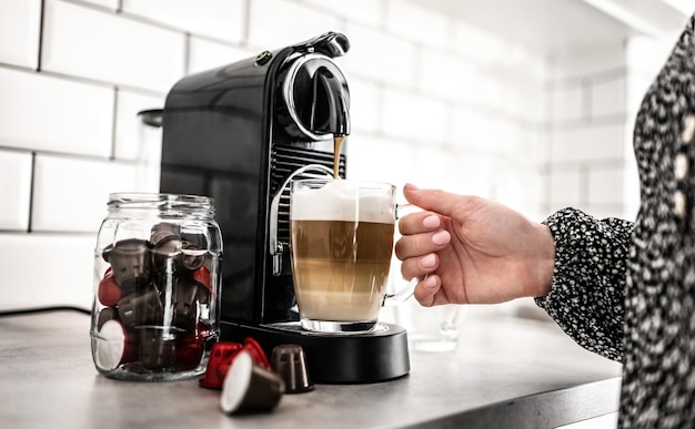 Cafetera de cápsulas en la cocina doméstica