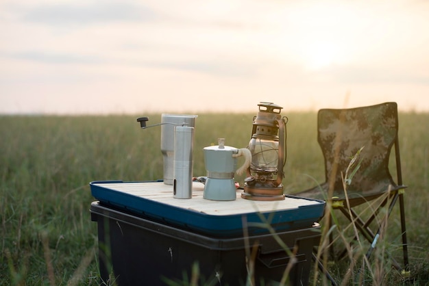 Foto la cafetera se coloca encima de la caja de camping espacio de copia