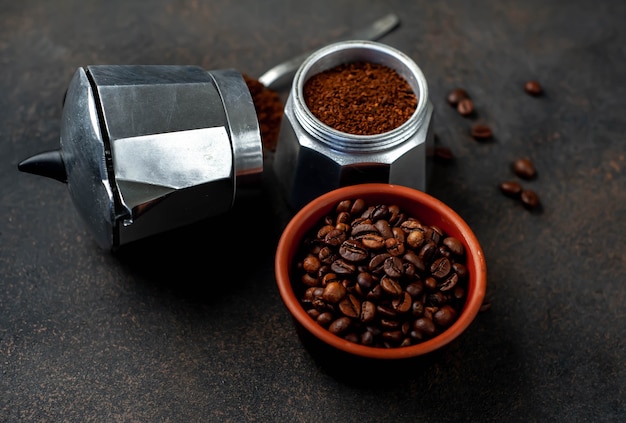 Cafetera géiser y frijoles sobre una mesa de piedra