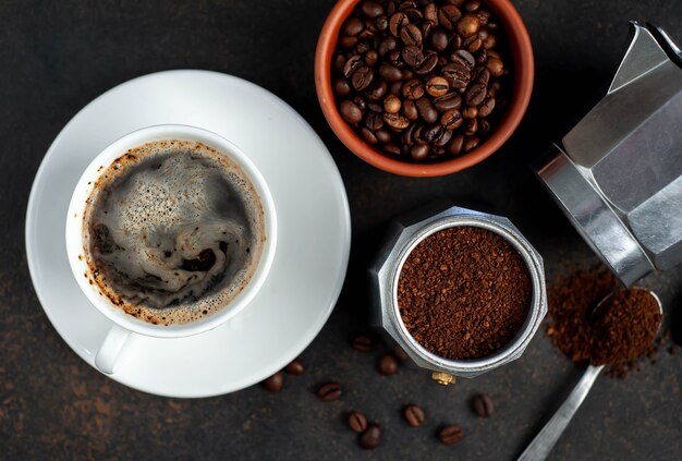 Cafetera Geyser y una taza de café