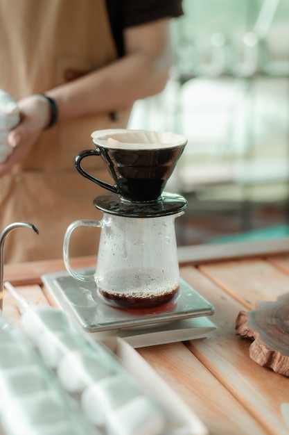 cafetera de goteo en mesas de madera