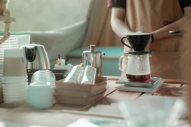 cafetera de goteo en mesas de madera