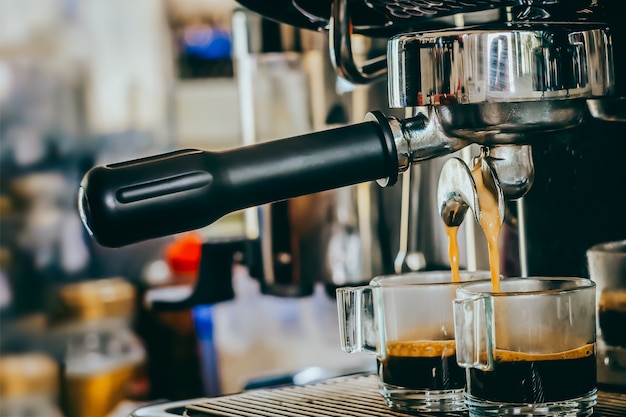 Cafetera llenando una taza, cafetera