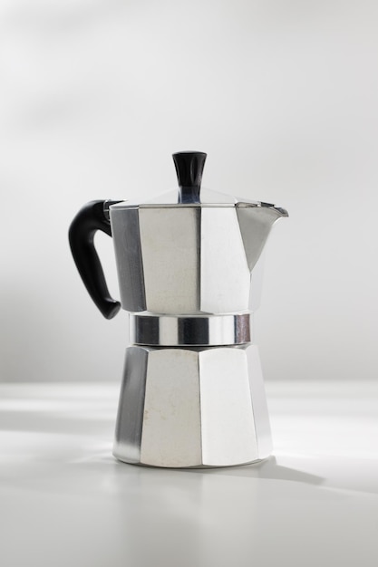 Cafetera moka pot sobre una mesa blanca