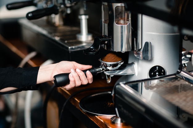 Cafetera, portafiltro en molinillo