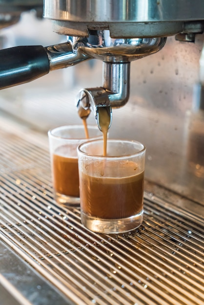 Cafetera profesional para hacer espresso en una cafetería.