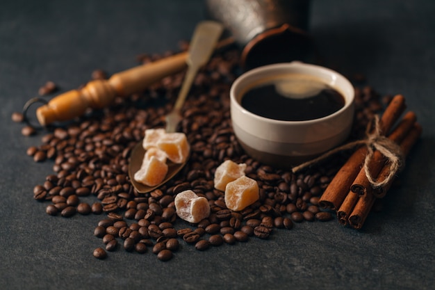 Cafetera recién hecha con azúcar de caña y granos tostados. En una pizarra negra.