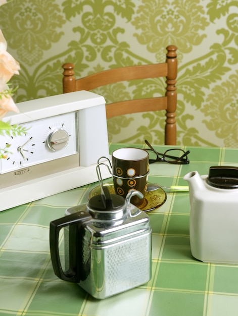 Foto cafetera retro cocina mantel verde.