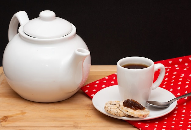 Foto una cafetera rodeada por una taza de café al lado de gelatina de galletas veganas de arroz en la parte superior