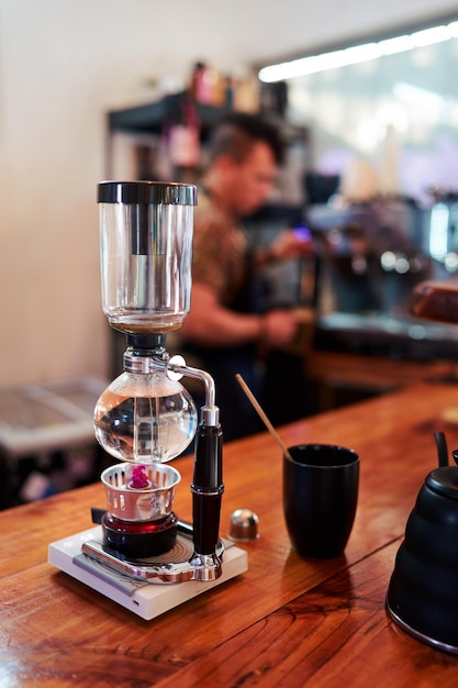 cafetera de sifón o cafetera de vacío en el fondo de una cafetería