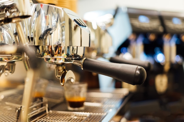 Cafetera de vapor, en una cafetería de lujo